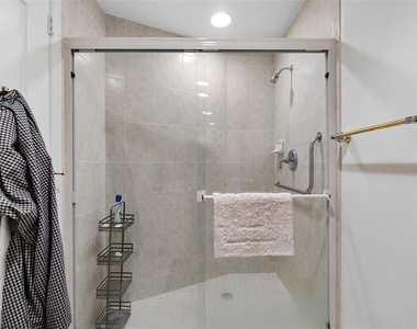 100 Beach Drive Ne - Photo Thumbnail 48
