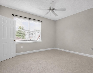18001 Richmond Place Drive - Photo Thumbnail 11