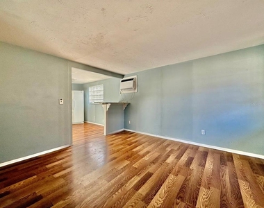 9406 Eastfield Road - Photo Thumbnail 3
