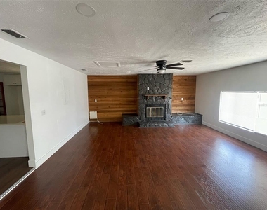 4614 E Seneca Avenue - Photo Thumbnail 14