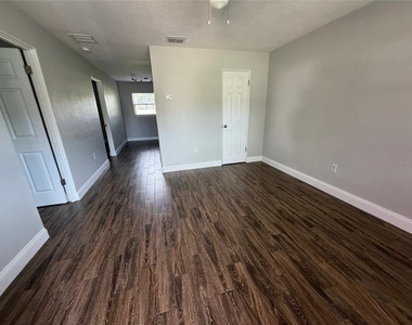 502 Varsity Street - Photo Thumbnail 2