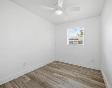 1105 Lincoln Terrace - Photo Thumbnail 11