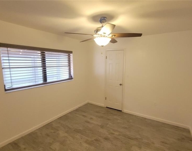 215 Meadowcross Drive - Photo Thumbnail 14