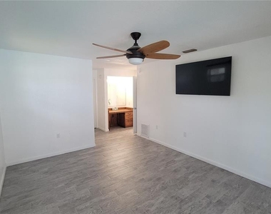 215 Meadowcross Drive - Photo Thumbnail 6