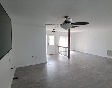 215 Meadowcross Drive - Photo Thumbnail 3