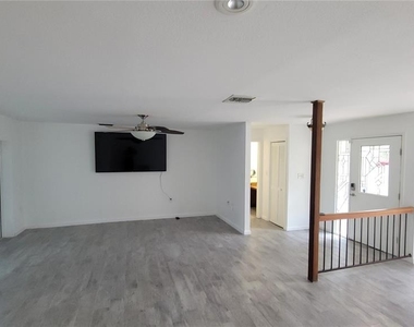 215 Meadowcross Drive - Photo Thumbnail 4