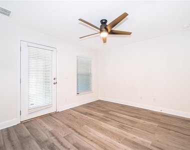 10061 Town Lake Drive - Photo Thumbnail 4