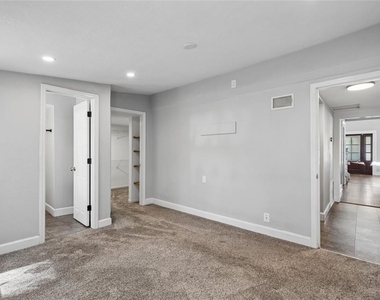 809 N Hyer Avenue - Photo Thumbnail 12