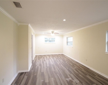 10907 Sw 24th Avenue - Photo Thumbnail 4