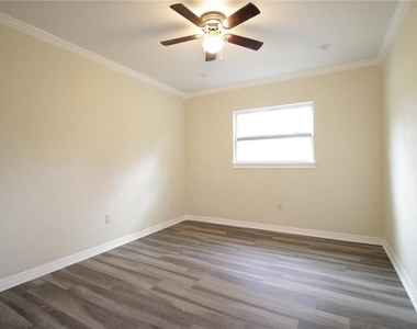 10907 Sw 24th Avenue - Photo Thumbnail 9