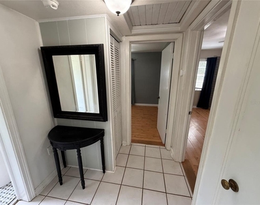313 Nw 34th Drive - Photo Thumbnail 6