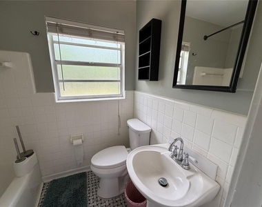 313 Nw 34th Drive - Photo Thumbnail 7