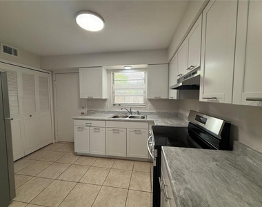 6030 Sw 12th Place - Photo Thumbnail 3