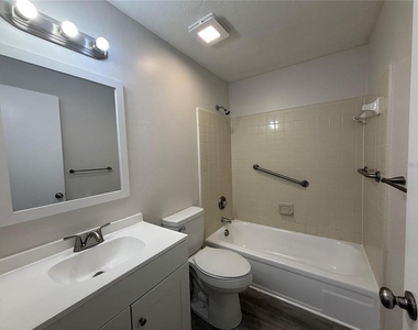 6030 Sw 12th Place - Photo Thumbnail 5