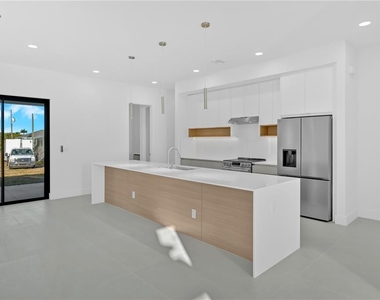 10065 Memphis Street - Photo Thumbnail 2
