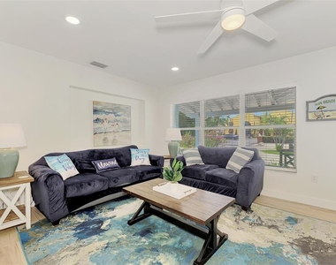 1731 Redwood Street - Photo Thumbnail 5