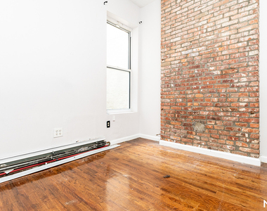 516 Bainbridge St - Photo Thumbnail 1