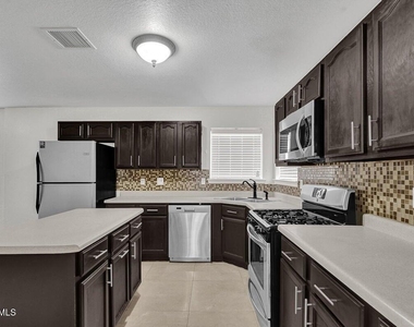 313 Peter Noyes Drive - Photo Thumbnail 3