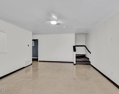 313 Peter Noyes Drive - Photo Thumbnail 7