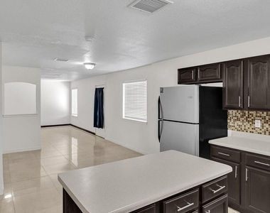 313 Peter Noyes Drive - Photo Thumbnail 5