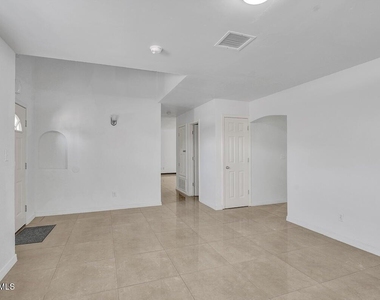 313 Peter Noyes Drive - Photo Thumbnail 2