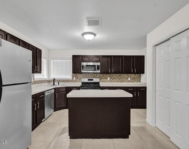 313 Peter Noyes Drive - Photo Thumbnail 4