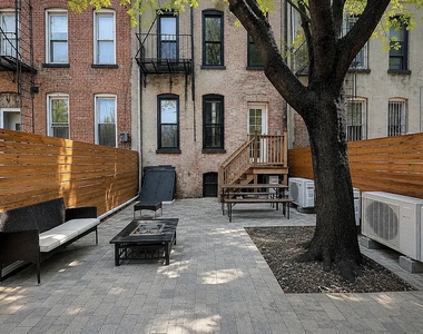 1114 Gates Avenue - Photo Thumbnail 8