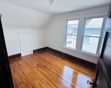210 Squires Avenue - Photo Thumbnail 17