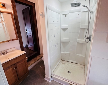210 Squires Avenue - Photo Thumbnail 11