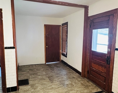 210 Squires Avenue - Photo Thumbnail 3
