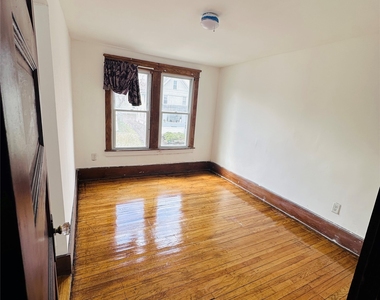 210 Squires Avenue - Photo Thumbnail 14