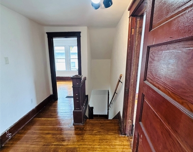210 Squires Avenue - Photo Thumbnail 13