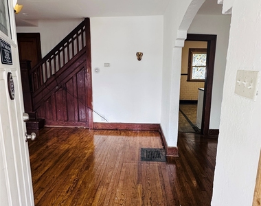 210 Squires Avenue - Photo Thumbnail 7