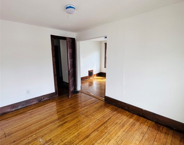 210 Squires Avenue - Photo Thumbnail 15