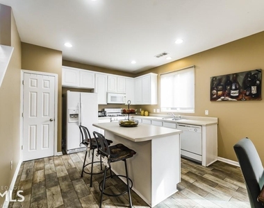 419 Silver Springs Street - Photo Thumbnail 3