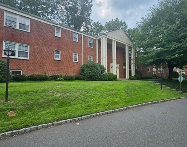 390 Morris Ave - Photo Thumbnail 7