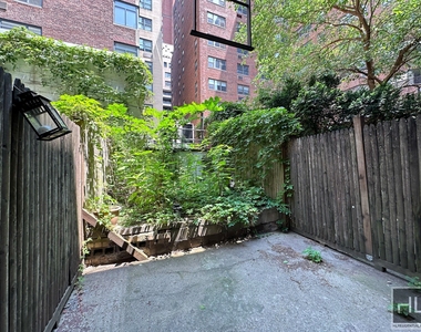 East 76 Street - Photo Thumbnail 6