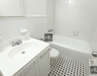 East 79th Street - Photo Thumbnail 3