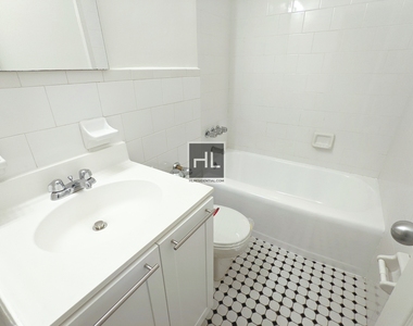 East 79th Street - Photo Thumbnail 5