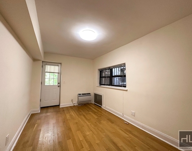 East 76 Street - Photo Thumbnail 1