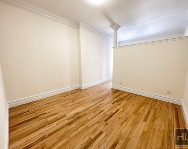 East 85 Street - Photo Thumbnail 2