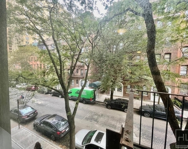 East 84 Street - Photo Thumbnail 4