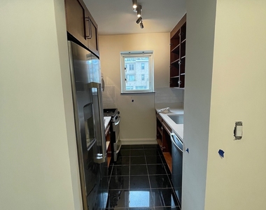 East 71st Street - Photo Thumbnail 3