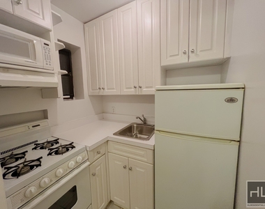 East 85 Street - Photo Thumbnail 2
