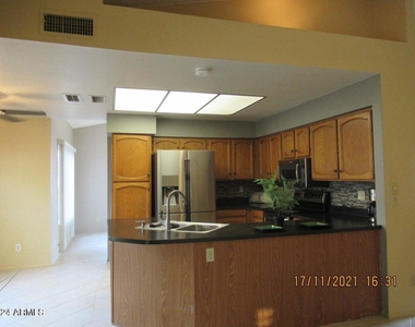 2324 W Highland Court - Photo Thumbnail 10