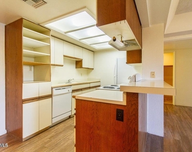 7557 N Dreamy Draw Drive - Photo Thumbnail 4