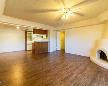 7557 N Dreamy Draw Drive - Photo Thumbnail 2