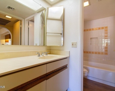7557 N Dreamy Draw Drive - Photo Thumbnail 18