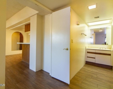 7557 N Dreamy Draw Drive - Photo Thumbnail 12