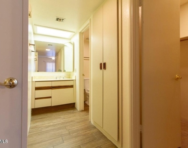 7557 N Dreamy Draw Drive - Photo Thumbnail 13
